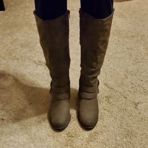 Boots - size 7